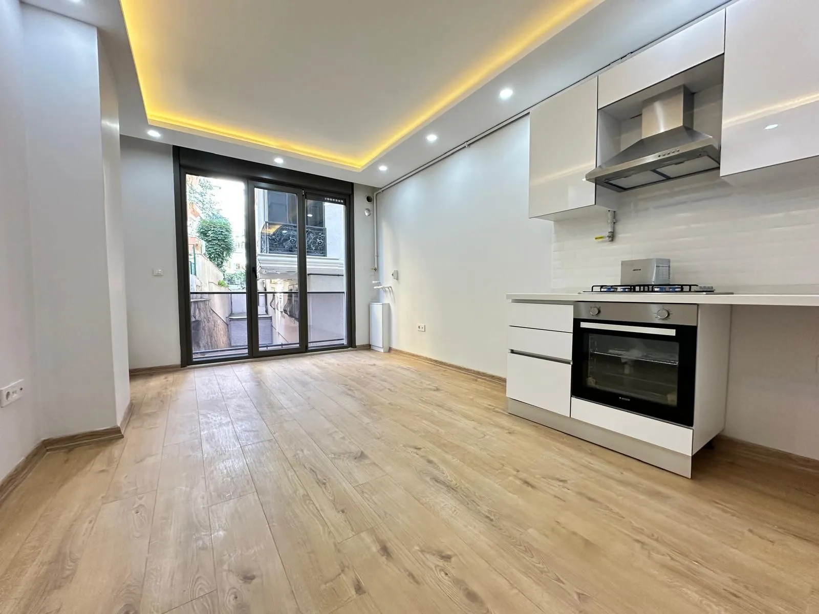 ÜÇEL BOSTANCI'DAN İDEALTEPE SAHİLDE MARMARAYA YKN GENİŞ LÜX 1+1!